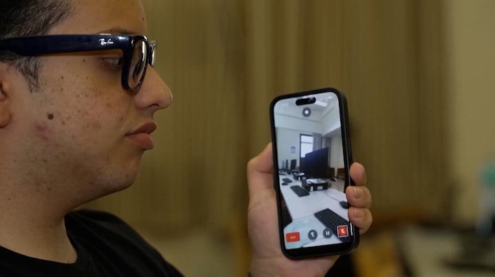 Blinde jongen kan door eigen app weer 'zien' met smartglasses
