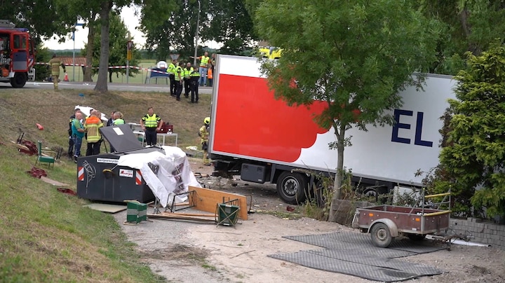 In beeld: vrachtwagen van dijk gereden, meerdere slachtoffers - RTL Boulevard