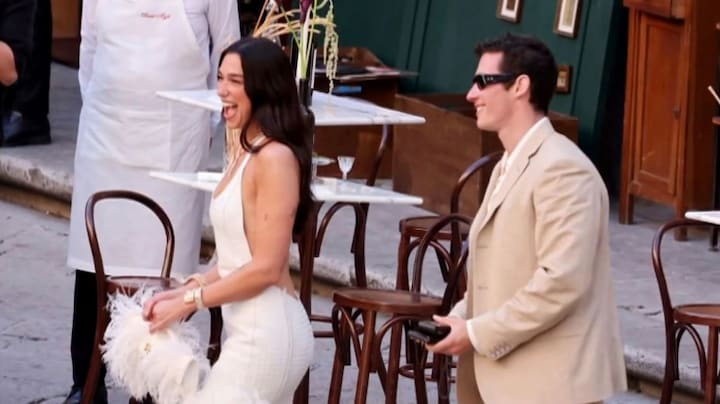 Feestende bruid Dua Lipa verovert internet met beelden vanaf Siciliaans plein