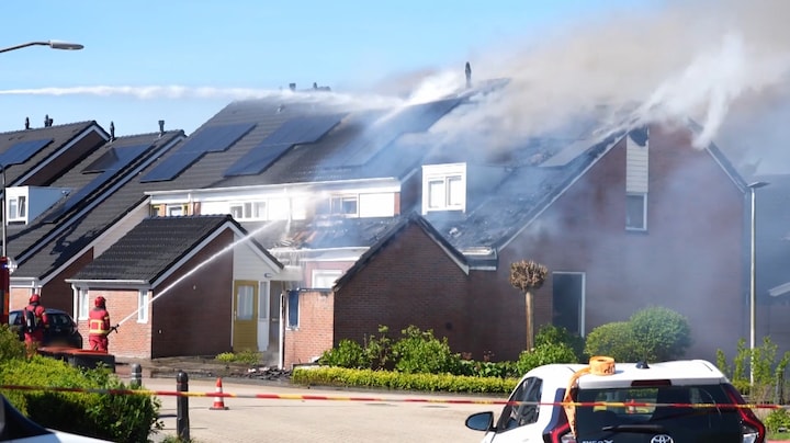 Woningbrand zet in Scheemda hele wijk op straat