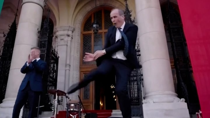 Dansende Hongaarse politicus steelt opnieuw de show