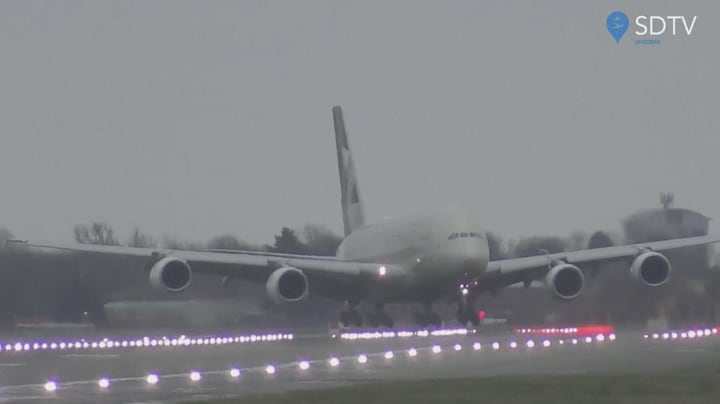 Kijken! Grootste passagiersvliegtuig maakt zijwindlanding tijdens storm Dennis