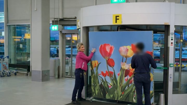 Josée stoeit met tochtende draaideur in Schiphol Airport: 'Wel lekker voor mijn haar'