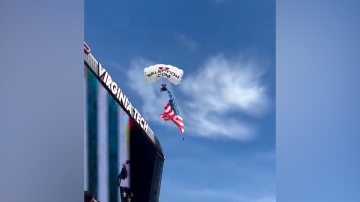 Flinke klap: skydiver raakt scorebord tijdens football-wedstrijd in de VS