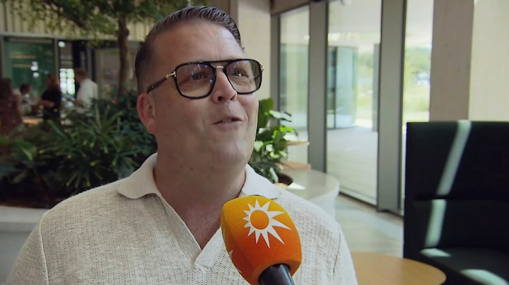 Na jaren hard werken scoort zanger Rutger van Barneveld zijn eerste Top 40-hit: 'Ik was in tranen'