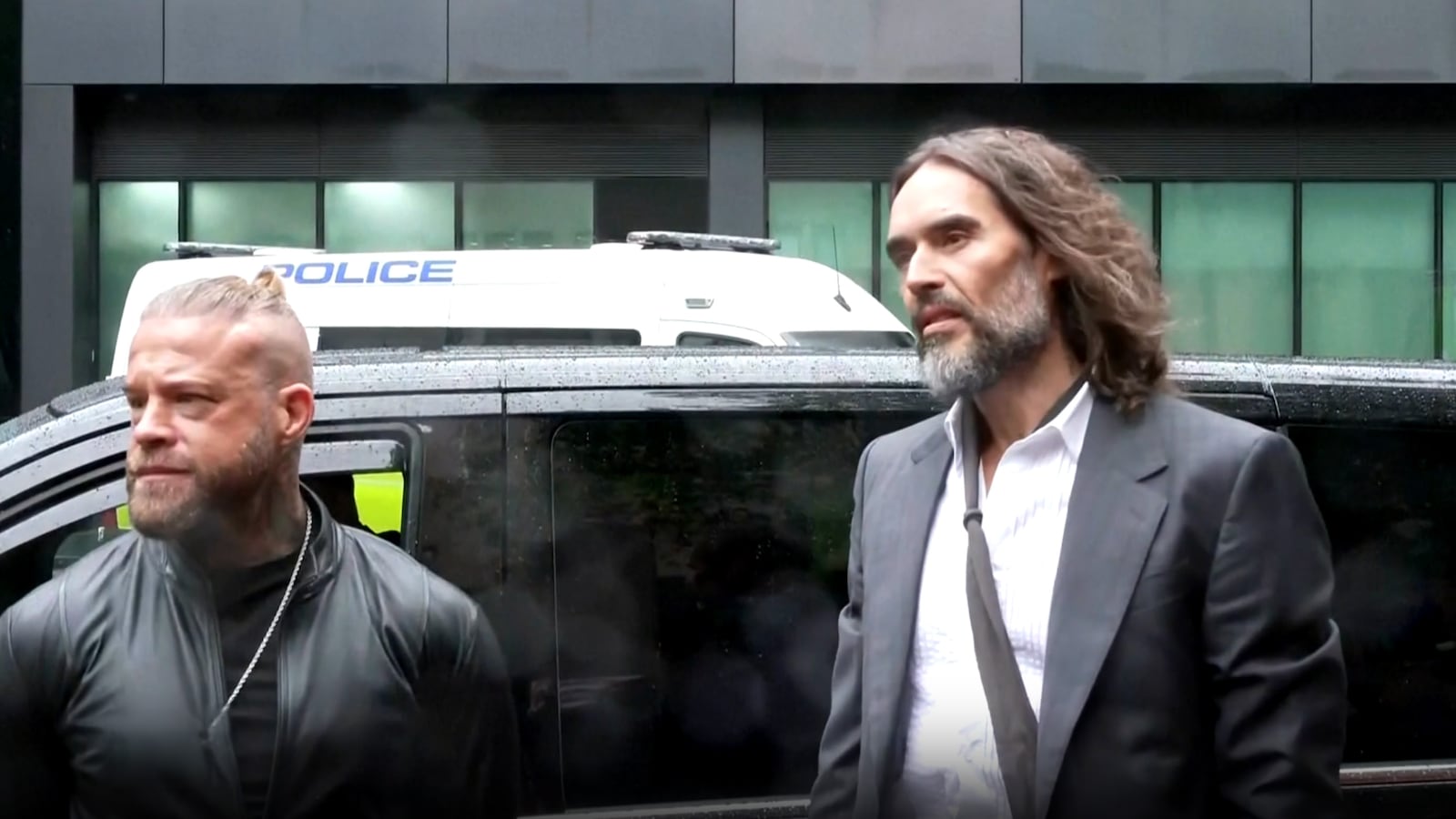 Verdediging Russell Brand stelt dat seksueel contact vrijwillig was: 'Vies spelletje'