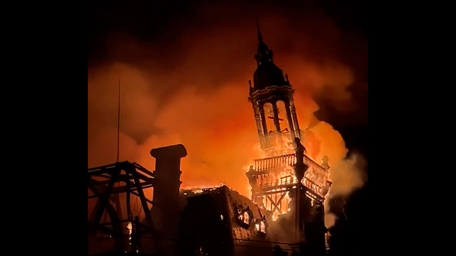 In beeld: brandende toren stadhuis Limoges stort in
