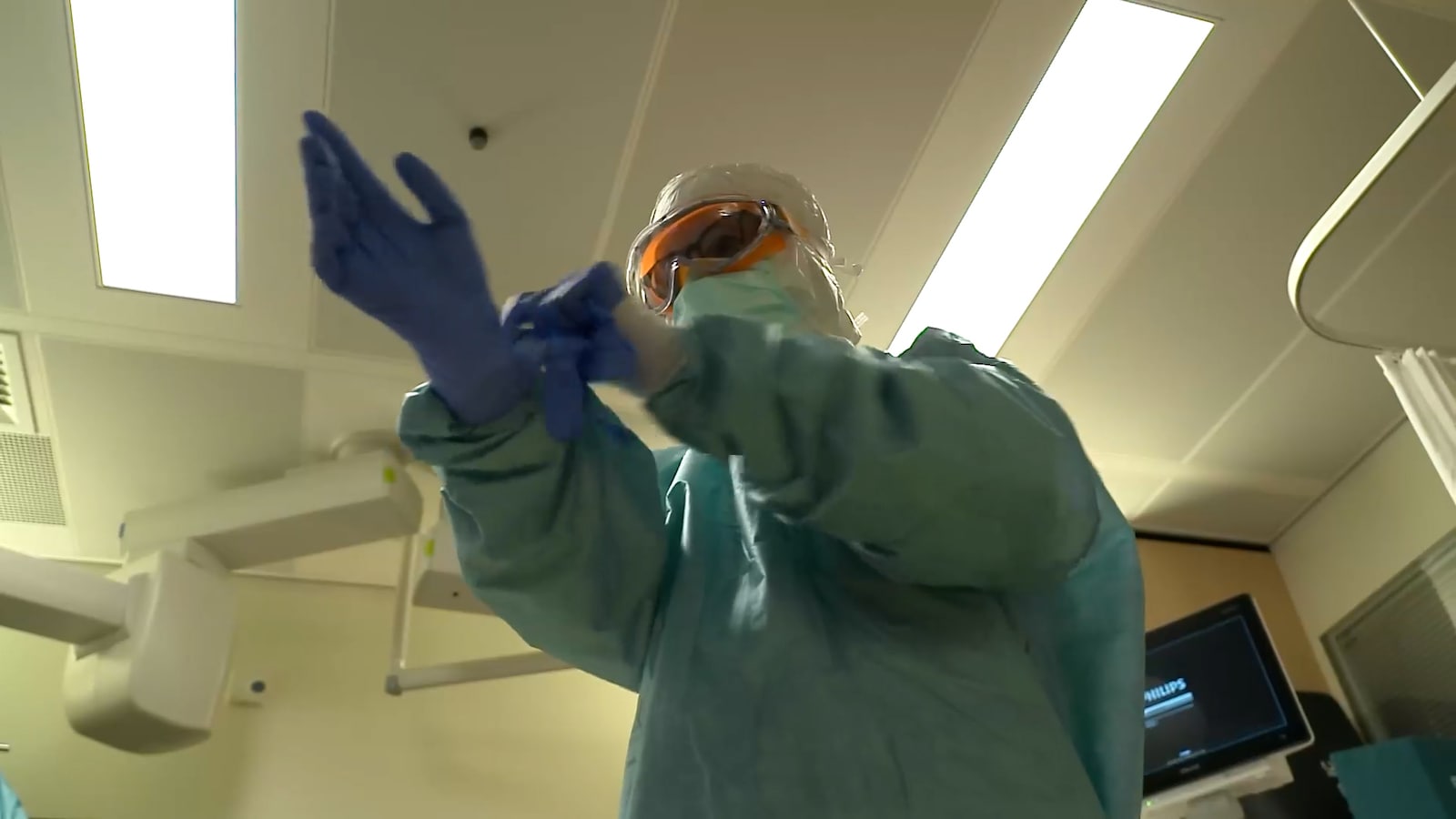 Ebolapatiënt aangekomen in LUMC Leiden, personeel werkt in beschermende pakken