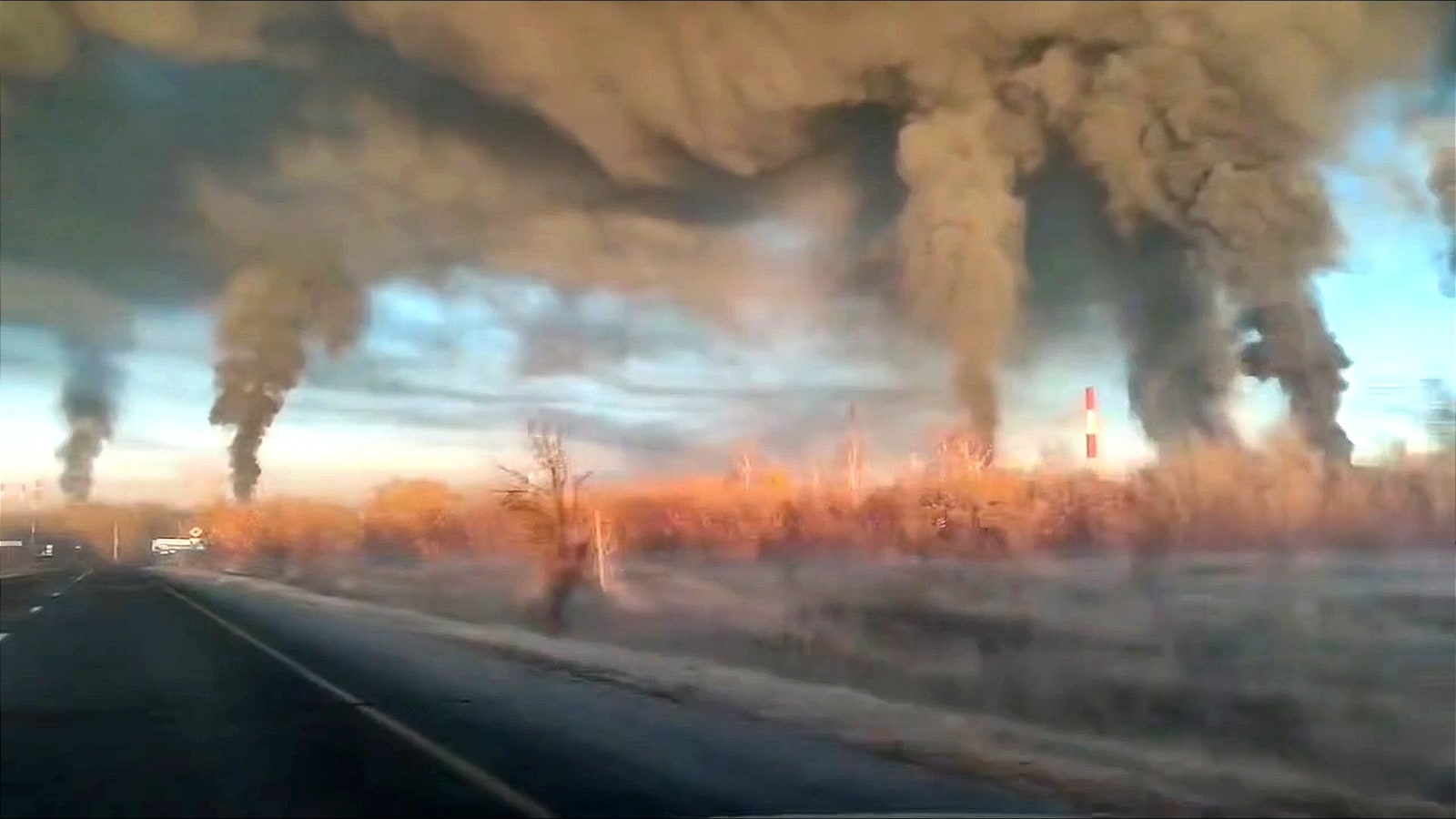 Russische horizon vol dikke rookpluimen na aanval op raffinaderij