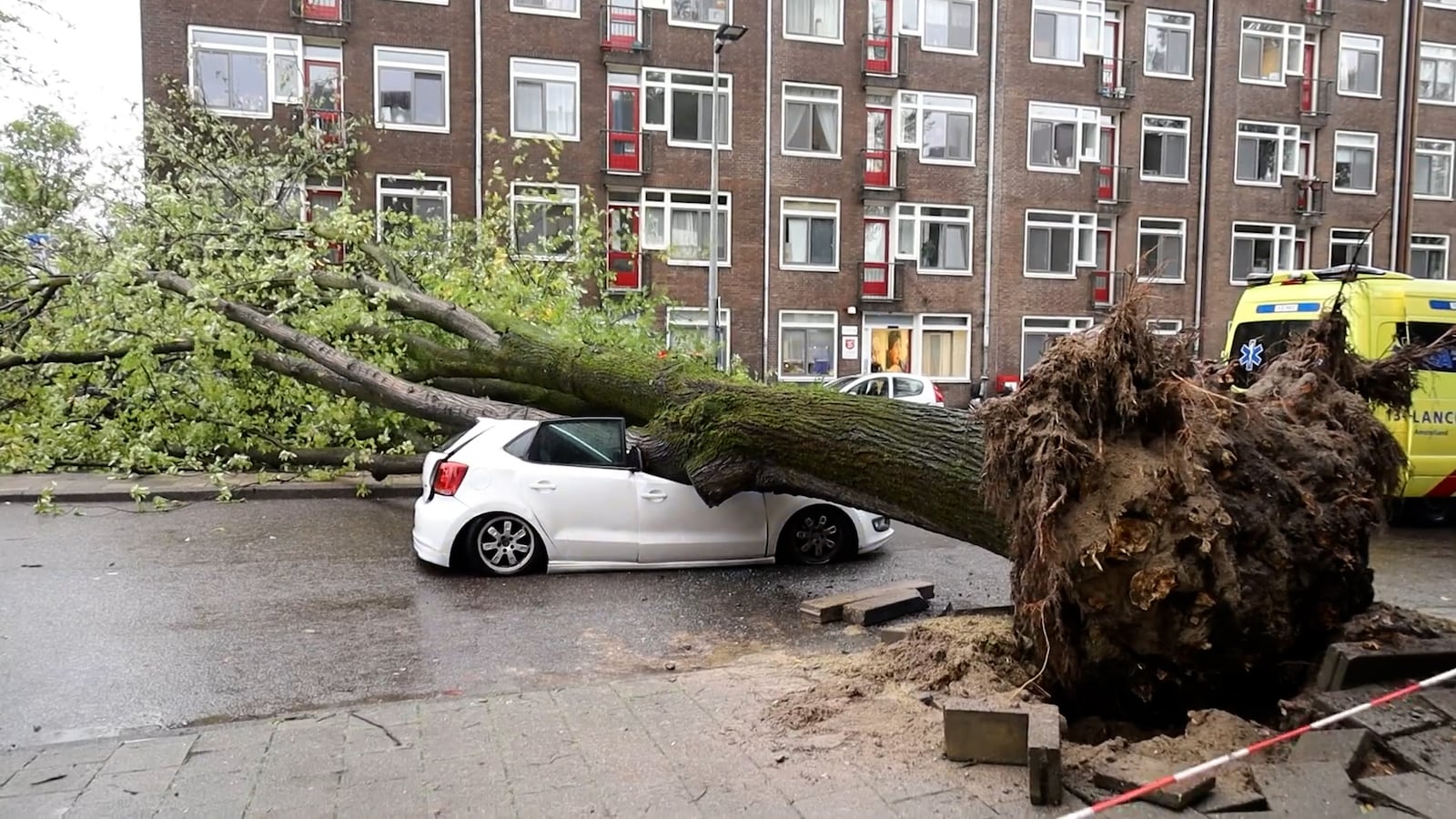Storm richt schade aan in Maastricht en Amsterdam