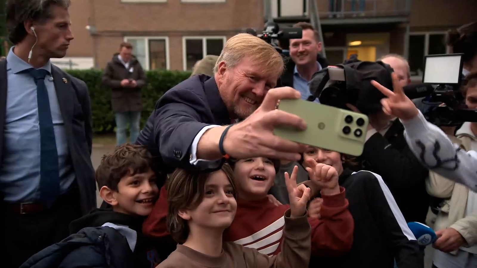 Koning Willem-Alexander bezoekt azc: ‘Ik hoop dat hij iedereen kan helpen’