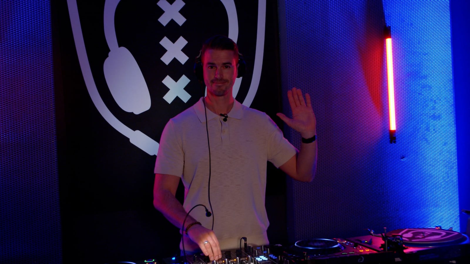 Overdag accountmanager, 's avonds dj Maui: Martijn leert draaien op de DJ School