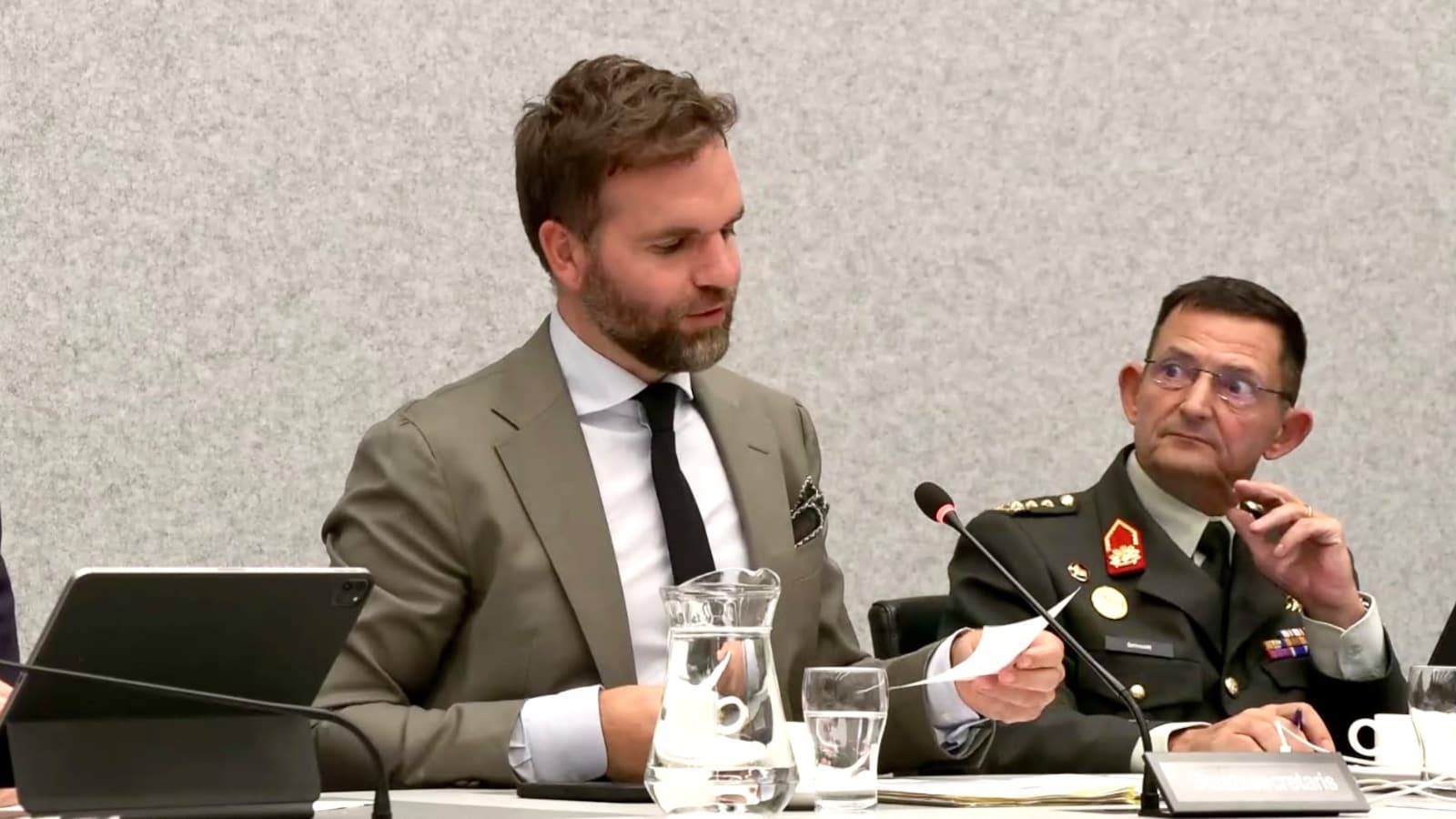 Video | Staatssecretaris Boswijk krijgt briefje tijdens debat: 'Graag korter houden'