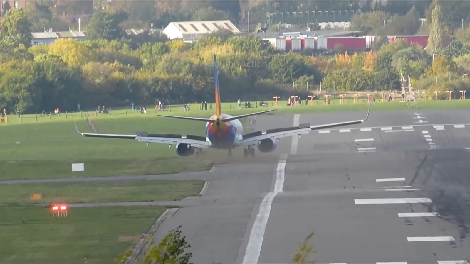 Toestel Jet Air krijgt flinke zwieper tijdens landing door storm Boelo