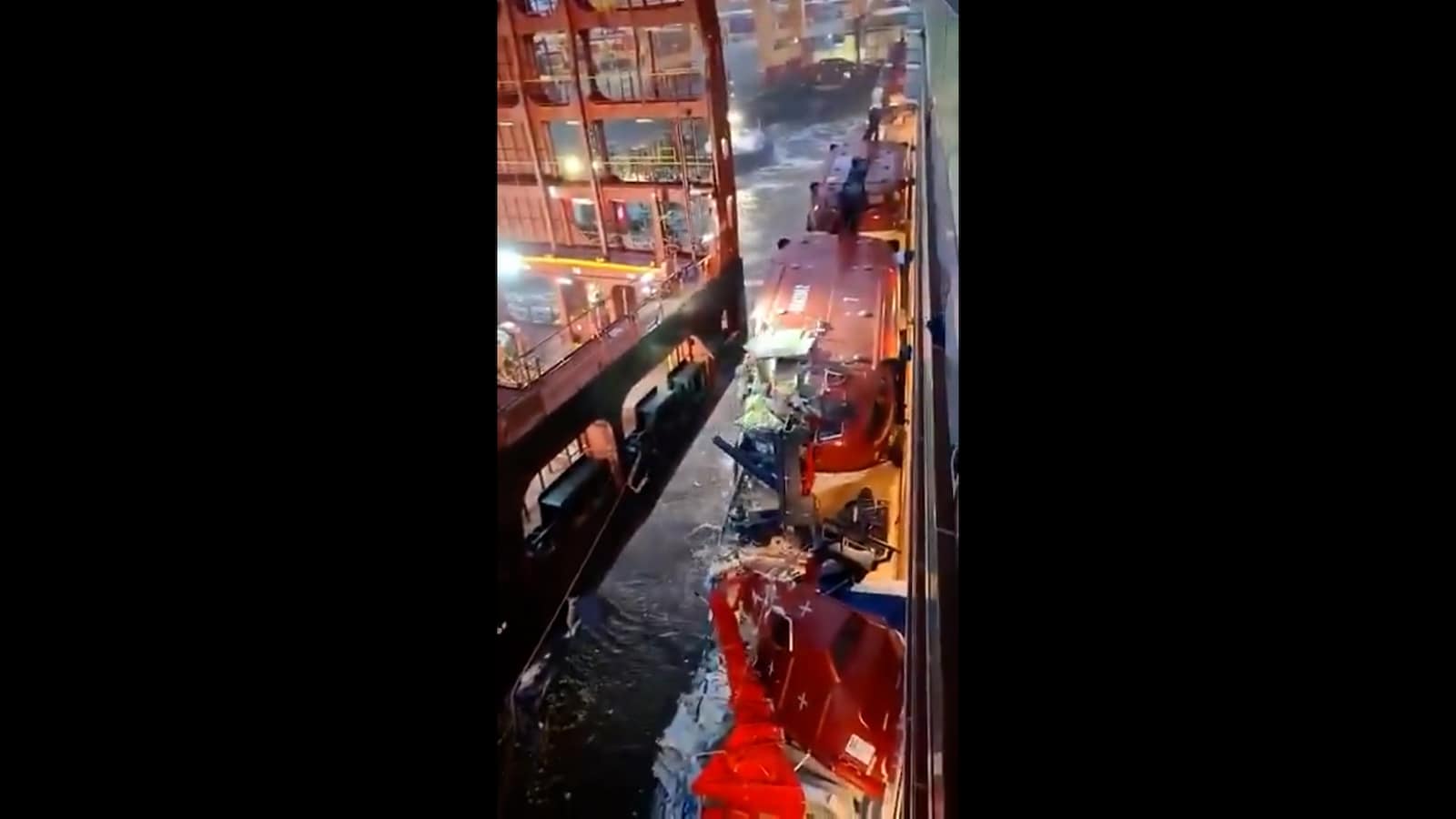 Cruise met 3000 mensen aan boord botst tegen vrachtschepen