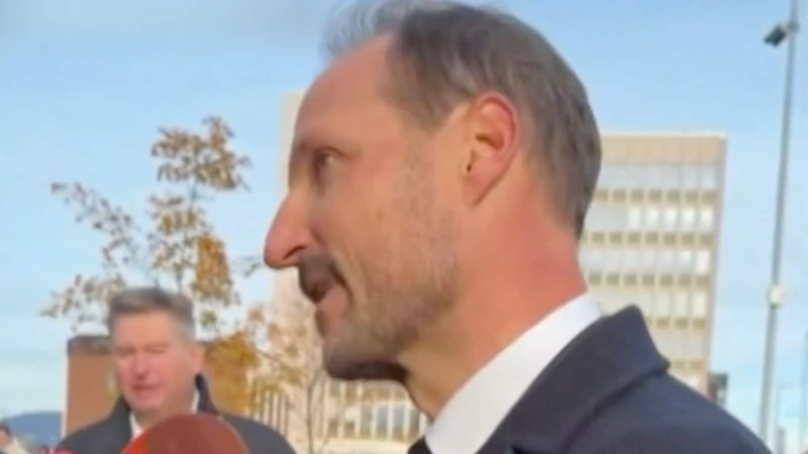 Koning Haakon geëmotioneerd bij eerste werkbezoek: gemis vader voelbaar