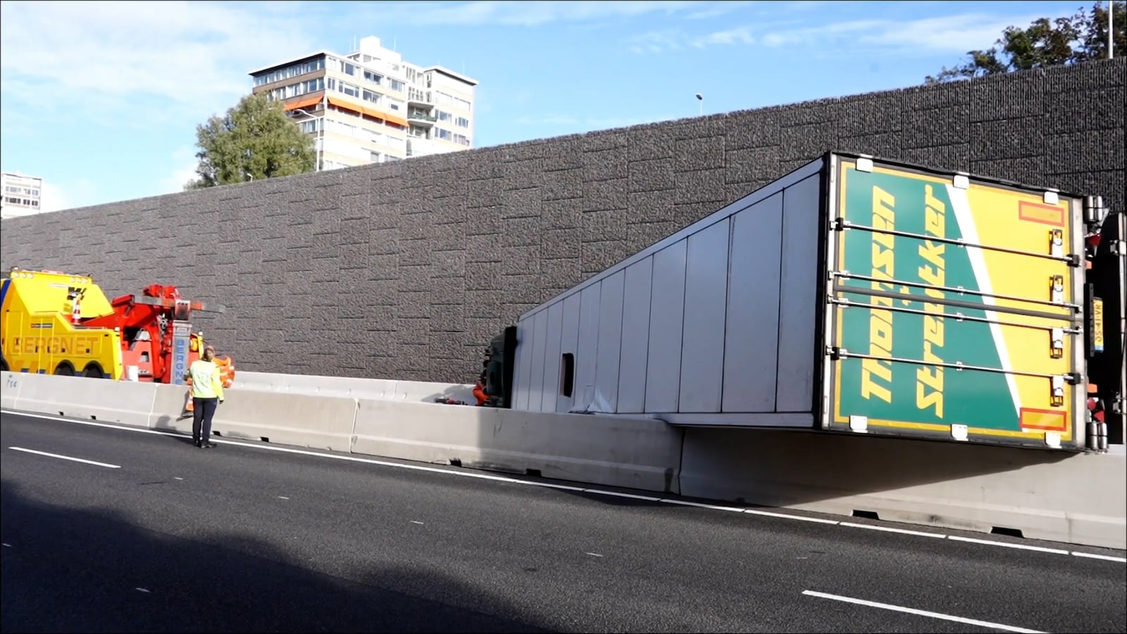 Gekantelde vrachtwagen op A9 bij Amstelveen na botsing met auto