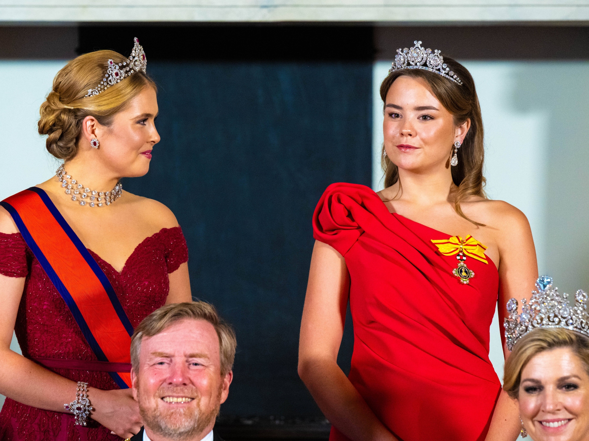 Prinses Ariane staat zij aan zij met zus Amalia tijdens staatsbanket