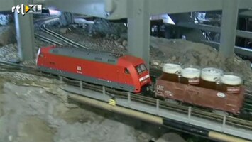 RTL Nieuws Modeltrein levert biertje aan tafel af