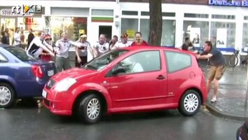 Editie NL Publiek 'helpt' vrouw parkeren