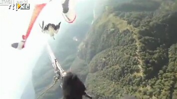 RTL Nieuws Paraglider ruziet met vogel