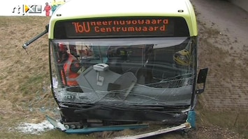 RTL Nieuws Bus rijdt van talud: drie gewonden