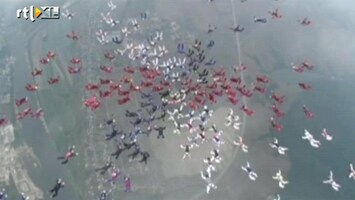 RTL Nieuws 186 skydivers breken record