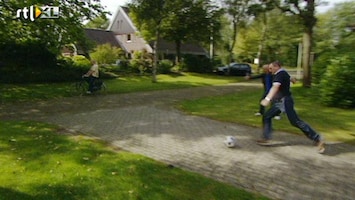 Leven Als Een Prof Ron Jans schiet man van fiets