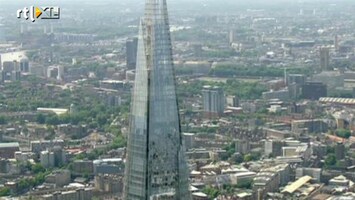 RTL Nieuws Nederlandse activiste hangt aan hoogste toren West-Europa