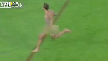 Editie NL Humor: streaker getackeld door coach