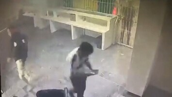 Migranten in de val bij brand, bewakers grijpen niet in