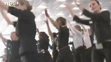 Editie NL Stewardessen barsten uit in flashmob