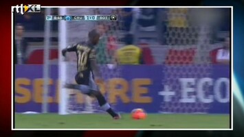 Voetbal International Seedorf neemt een penalty...