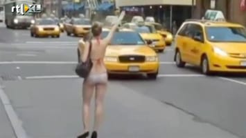 Editie NL Bikini-babe houdt taxi aan
