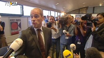 RTL Nieuws Samsom spreekt uitbundige fractie toe