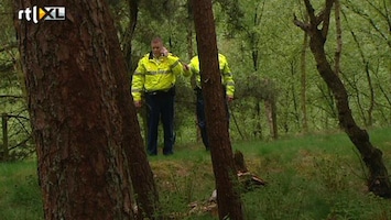 Editie NL Politie kruipt in huid vader