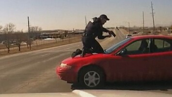 Agent op motorkap meegesleurd tijdens achtervolging VS
