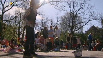 RTL Nieuws Verkopertjes slaan hun slag in Vondelpark