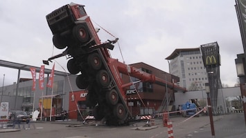 Enorme kraanwagen kantelt in Enschede, machinist klimt uit cabine