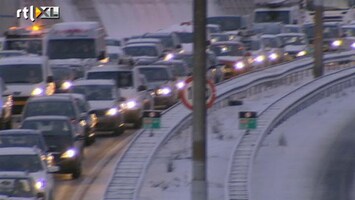 RTL Z Nieuws Winterse weer heeft het verkeer vanochtend flink ontregeld