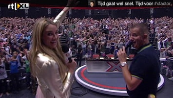 X Factor Lieke proeft de sfeer in de zaal