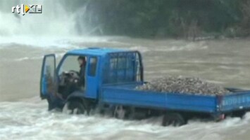 RTL Nieuws Chinese truck vast in kolkende rivier