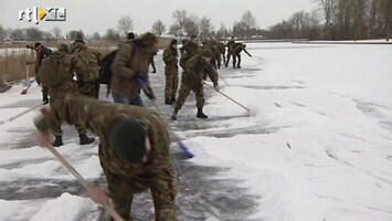 RTL Nieuws Militairen vegen route sneeuwvrij