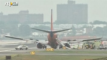 RTL Nieuws Vliegtuig zakt door landingsgestel