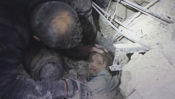 Syrisch meisje uit puin gered: 'Papa is hier, wees niet bang'