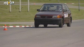 RTL Autowereld Autorijden doe je zo: Over een obstakel rijden