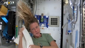 Editie NL Gek! Vrouw wast haren in de ruimte