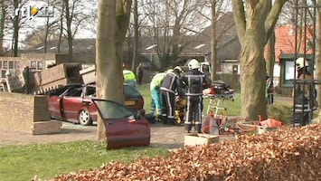 RTL Nieuws Auto rijdt in op urnenmuur