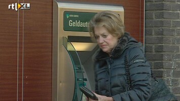 RTL Nieuws Overvallers bij automaten ABN Amro live in beeld bij politie