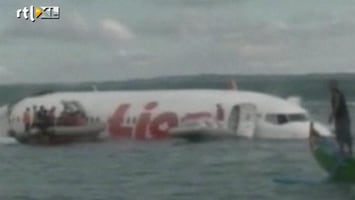 RTL Nieuws Alle inzittenden overleven vliegtuigcrash in Indonesië